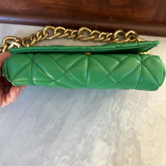 Zara   EUC   Green quilted shoulder bag Poly large chain strap   full front flap - Picture 4 of 11